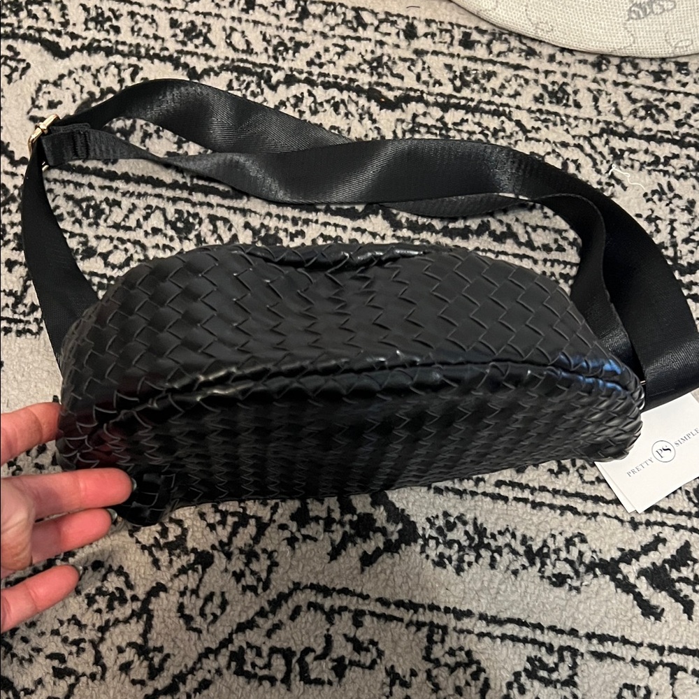 Elegant Black Woven Crossbody Bag - Picture 2 of 4
